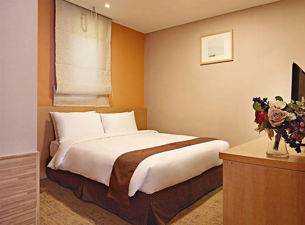 Hotel Skypark Myeongdong 3 Seoul 3*,